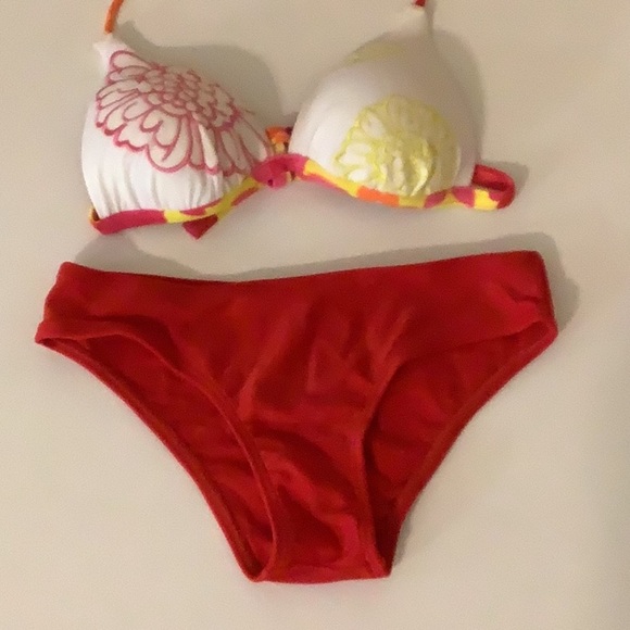 Recco Size S Brazilian Floral Embroidered Bikini Top & Red Bikini Bottom. New - Picture 1 of 5